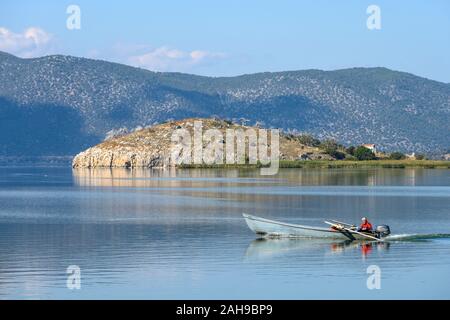 Ein Fischer auf Mikri Prespa See in der Ortschaft Mikrolimni in Mazedonien, im Norden Griechenlands. Stockfoto