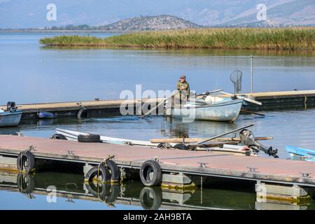 Ein Fischer auf Mikri Prespa See in der Ortschaft Mikrolimni in Mazedonien, im Norden Griechenlands. Stockfoto