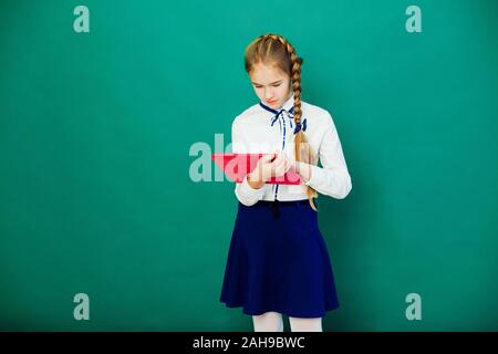 Das Mädchen mit dem Tablet an der Tafel in der Klasse Lektion Stockfoto