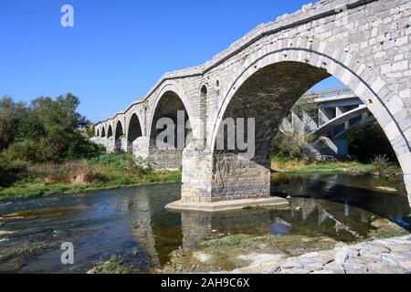 Die Terzijski Brücke, Schneider Brücke, eine 15 cen. Osmanische Brücke aus Stein in der Nähe des Dorfes Bistražin in der Nähe von Gjakova, Đakovica, in der Republik Kosovo, Stockfoto