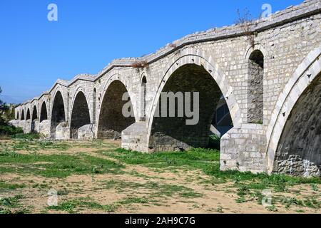 Die Terzijski Brücke, Schneider Brücke, eine 15 cen. Osmanische Brücke aus Stein in der Nähe des Dorfes Bistražin in der Nähe von Gjakova, Đakovica, in der Republik Kosovo, Stockfoto