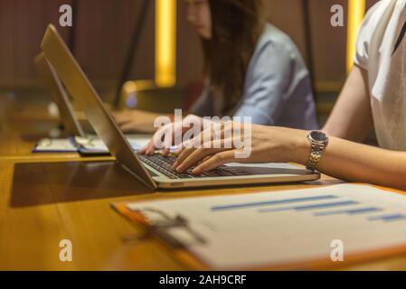 Geschäftsfrauen hand Arbeiten am Laptop Stockfoto