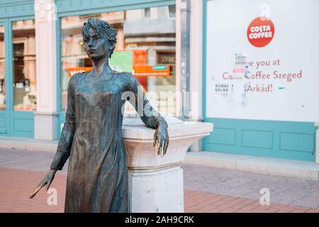 Szeged, Ungarn - 19. Juli 2019: Karasz Street und Statue Stockfoto