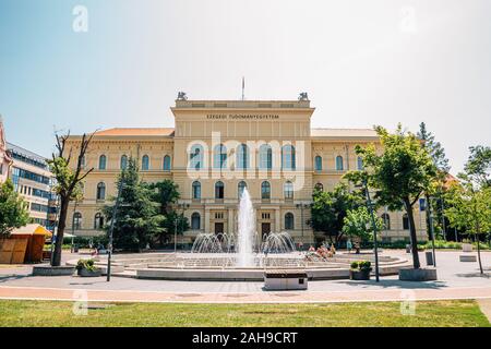 Szeged, Ungarn - 19. Juli 2019: Universität Szeged am Dugonics Platz Stockfoto