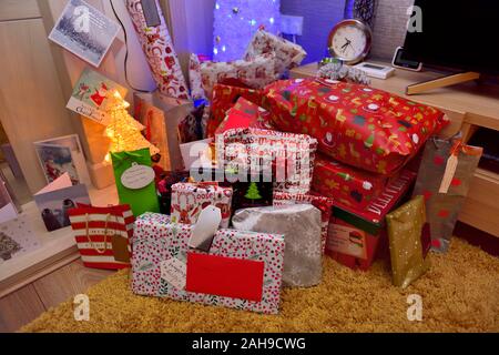 Weihnachtsgeschenke vor einem Weihnachtsbaum Stockfoto