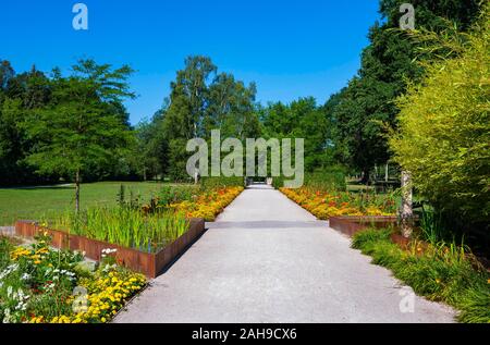 Blumenbeeten entlang der Weise, Botanica Park, Kurort, Bad Schallerbach, Hausruck Viertel, Oberösterreich, Österreich Stockfoto