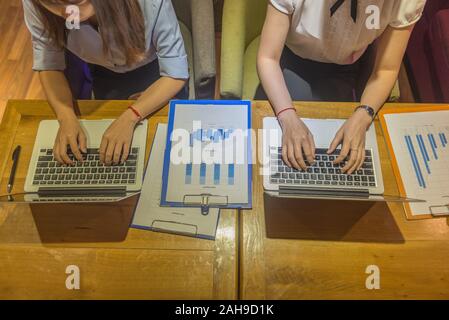 Luftaufnahme von Unternehmerinnen mit Laptop, lesen Bericht Stockfoto