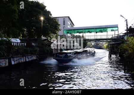 Kanal Boote auf dem Khlong Saen Saep in Bangkok, Thailand Stockfoto