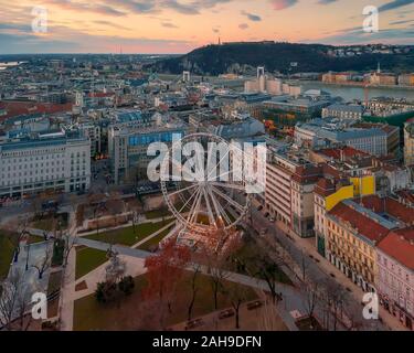 Riesenrad in Ungarn Budapest. Donau, Erzsebet Brücke, Gellert Hill, Freiheitsstatue Stockfoto