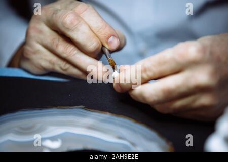 Ein Zahntechniker bildet eine weiße Gebiß. Stockfoto