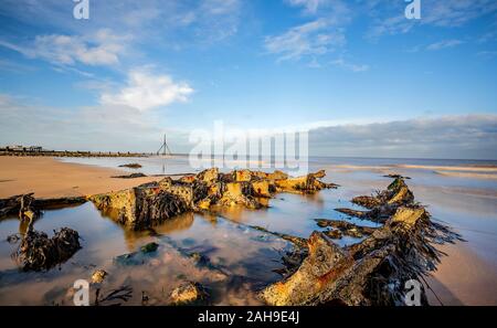 Lange Belichtung Foto von Rock Pool an einem Sandstrand Stockfoto