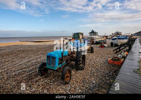 Traditionelle Krabben Fischen Boote auf dem Kiesstrand zusammen mit dem Abschleppen Fahrzeuge Stockfoto