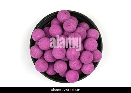Schüssel voll mit Boilies, Angeln Köder für Karpfen, auf weißem Hintergrund. Hochauflösendes Foto. Volle Tiefenschärfe. Stockfoto