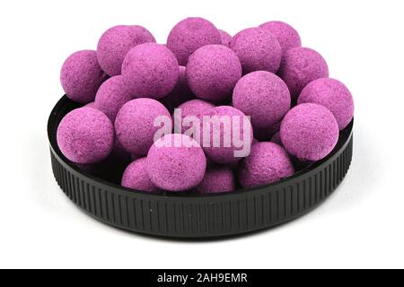 Schüssel voll mit Boilies, Angeln Köder für Karpfen, auf weißem Hintergrund. Hochauflösendes Foto. Volle Tiefenschärfe. Stockfoto