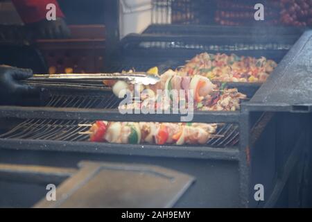 Grill mit lecker Gegrilltem Fleisch vom Grill auf Weihnachtsmarkt Stockfoto