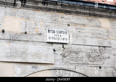 Eminönü, Istanbul Türkei September 6th, 2019 Die Ketenciler Tor der Gewürzmarkt errichtet in 1664 Während der osmanischen Herrschaft als Teil der Neuen Moschee Stockfoto