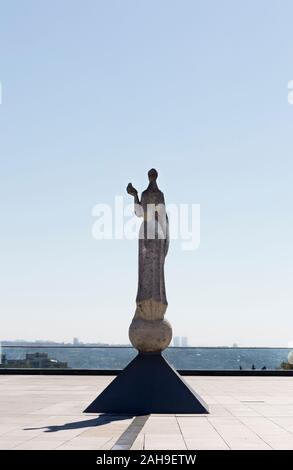 Harbiye, Istanbul Türkei Oktober 3rd, 2019 Liebe und Frieden Denkmal, Rückansicht, vor Istanbul Lutfi Kirdar internationale Übereinkommen und Exhibiti Stockfoto