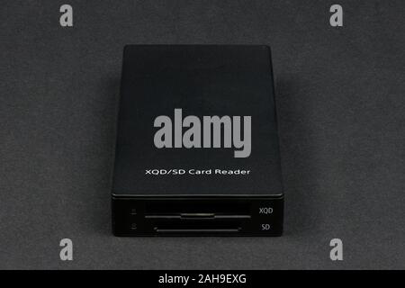 Neue Daten Speicher Karte und Lesegerät im video foto Produkte für die Speicherung von Inhalten auf weißem Hintergrund verwendet. Hochauflösendes Foto. Voller Tiefe Stockfoto