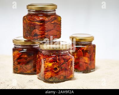 Hausgemachte Konserven rote getrocknete Tomaten in kleinen Gläsern verpackt. Stockfoto