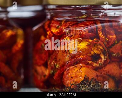 Hausgemachte Konserven rote getrocknete Tomaten in kleinen Gläsern verpackt. Stockfoto