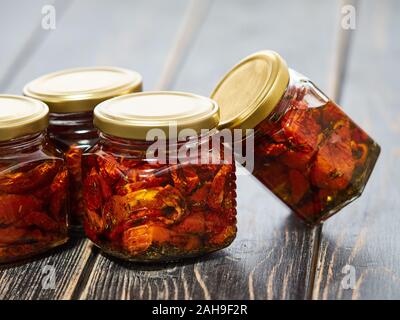 Hausgemachte Konserven rote getrocknete Tomaten in kleinen Gläsern verpackt. Stockfoto