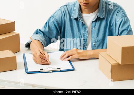 Arbeitnehmer schriftlich in der Zwischenablage befinden, prüfen. Stockfoto