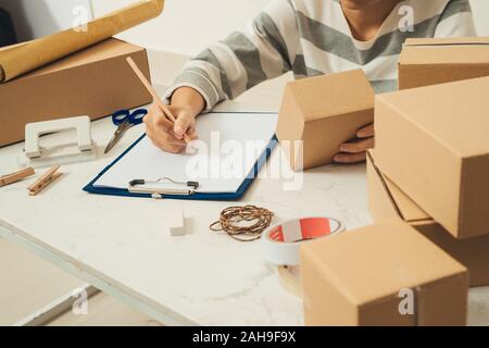 Arbeitnehmer schriftlich in der Zwischenablage befinden, prüfen. Stockfoto