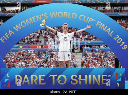 Datei Foto am Juli 7, 2019 zeigt Golden Boot Gewinner Megan Rapinoe der Vereinigten Staaten feiern bei der Verleihung der 2019 FIFA Frauenfussball Weltmeisterschaft in Stade de Lyon in Lyon, Frankreich. Rapinoe führte in den USA zu Ruhm und Ehre an der 2019 FIFA Frauenfussball Weltmeisterschaft in Frankreich, und war der beste FIFA Frauen-Player für 2019 genannt. Der 34-Jährige gewann auch die FIFA Golden Boot und den Goldenen Ball, der für die meisten Ziele und beste Spieler jeweils bei der Wm. Rapinoe öffnete das Zählen in den USA die 2:0-Sieg über die Niederlande in die endgültige, machte sie die Stockfoto