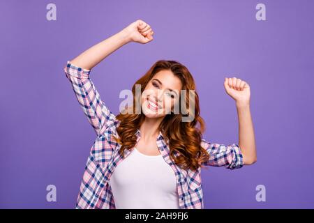 Foto der hübschen Foxy Lady die Fäuste oben cheerleading bei Sport Wettbewerb wear Plaid casual Shirt isoliert lila Farbe Hintergrund Stockfoto