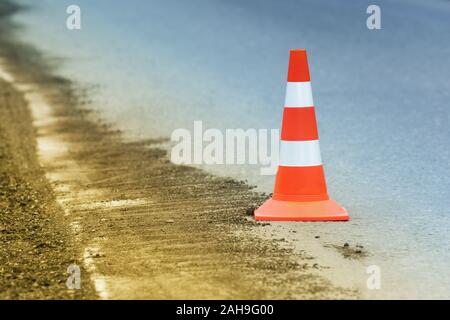 Warnung Verkehr Straße Kegel stehen auf der Straße Asphalt Stadt Straße während der Restaurierung und Reparatur, Asphalt arbeitet auf der Autobahn. Stockfoto