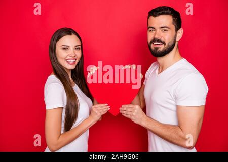 Foto schön schön süß charmantes Paar von zwei Leuten zusammen Herz Holding mit ihren Händen tragen weiße T-Shirt mit Rot isoliert Stockfoto