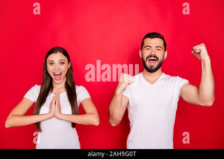 Foto von zwei stilvoll trendy Jubeln überglücklich aufgeregte Leute zusammen ekstatisch mit etwas Freundin gewonnen, die Mann schrie hurra! Stockfoto