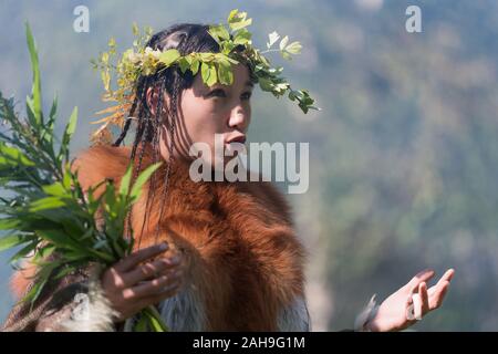 Ausdruck junge Frau in der Kleidung aborigine von Kamchatka Halbinsel während Itelmens nationalen Ritual Fest der Danksagung natur Alhalalalay Stockfoto