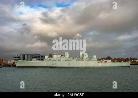 Der Typ 82 Zerstörer HMS Bristol (D23) in Portsmouth, England Stockfoto