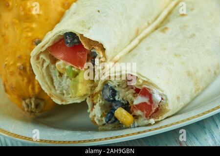 Südwesten Huhn Hummus Wrap, Südwesten, Küche, Traditionelle verschiedene amerikanische Gerichte, Ansicht von oben. Stockfoto