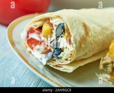 Südwesten Huhn Hummus Wrap, Südwesten, Küche, Traditionelle verschiedene amerikanische Gerichte, Ansicht von oben. Stockfoto