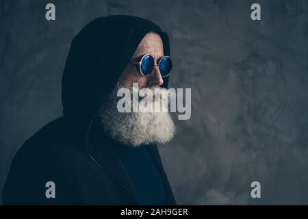 Close-up Profil Seite Porträt seiner er schöne attraktive fokussierter Inhalt bärtigen grauhaariger Mann Großvater tragen Hoody runde Specs leben Lebensstil Stockfoto