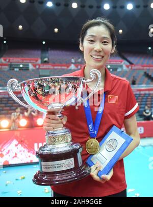 Peking, China. 29 Sep, 2019. Datei Foto auf Sept. 29, 2019 zeigt Chinas Zhu Ting mit der Trophäe nach der Verleihung der 2019 der FIVB Frauen-WM in Osaka, Japan, posieren. Kapitän Zhu führte China zu Ruhm in der FIVB-Frauen-WM im September, und wurde der erste Spieler überhaupt genannt zu MVP in aufeinander folgende Turniere werden. In diesem Jahr hat die 25-Jährige auch geholfen, ihren Verein VakifBank Istanbul die türkische Liga Titel zu gewinnen, und war auch gestimmt, die den Wettbewerb MVP. Credit: Er Canling/Xinhua/Alamy leben Nachrichten Stockfoto