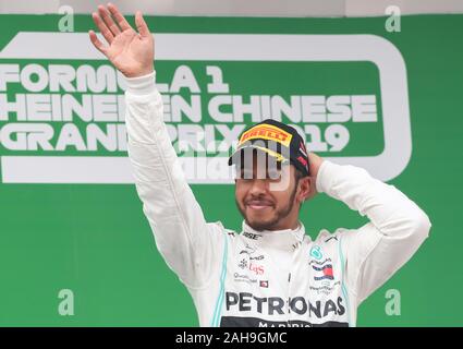 Peking, China. 14 Apr, 2019. Datei Foto am April 14, 2019 zeigt Mercedes Pilot Lewis Hamilton von Großbritannien feiern auf dem Podium nach dem Sieg der chinesischen Formel 1 Grand Prix auf dem Shanghai International Circuit in Shanghai, China. Mercedes Pilot Lewis Hamilton war Formel 1 Weltmeister Zum sechsten Mal in dieser Saison mit 413 Punkten gekrönt. Der 34-jährige Brite ist jetzt nur noch ein Titel schüchtern von Michael Schumacher den Rekord von sieben. Credit: Ding Ting/Xinhua/Alamy leben Nachrichten Stockfoto