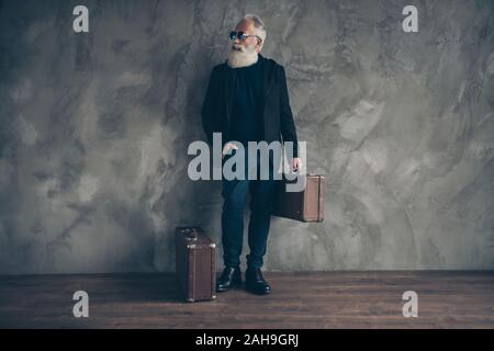 Volle Länge Körper Größe seiner er schöne attraktive Inhalte Top Executive Director Professional Developer holding Tasche business touristische Reise Stockfoto