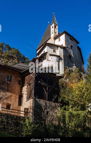 Santuario di San Romedio (1000-1918). Schrein dem Einsiedler Saint Romedio aus dem 4. Jahrhundert gewidmet, Sanzeno, Val di Non, Provinz Trient, Stockfoto