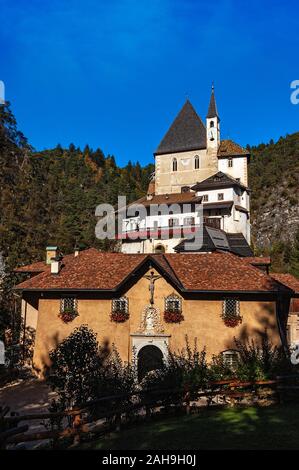 Santuario di San Romedio (1000-1918). Heiligtum der Eremit St. Romedius aus dem 4. Jahrhundert gewidmet, Sanzeno, Val di Non, Trient Provinz Trentin Stockfoto