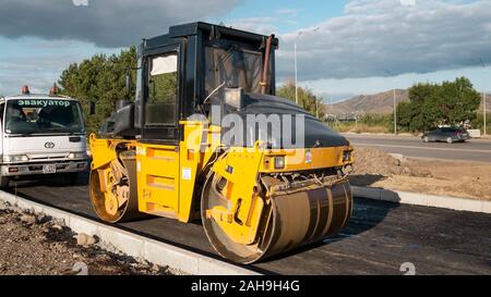 Kasachstan, Ust-Kamenogorsk - 12. September 2019. Asphalt-Rollen auf der Straße. Starke Vibrationen der Rollen. Stockfoto