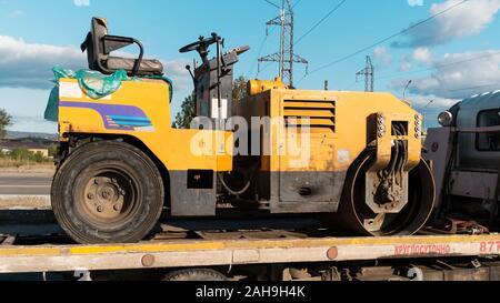 Kasachstan, Ust-Kamenogorsk - 12. September 2019. Asphalt-Walzen. Starke Vibrationen der Rollen. Stockfoto