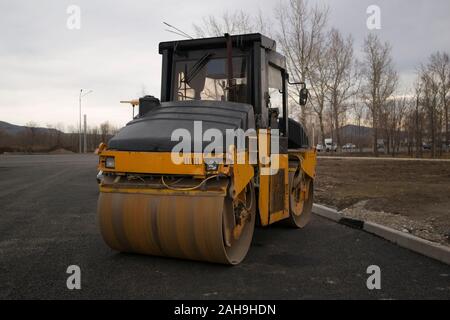 Asphalt-Rollen auf der Straße. Starke Vibrationen der Rollen. Stockfoto