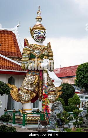 Statue von einem Wächter vor einem Tempel neben Ratchavararam Wat Arun, Bangkok, Thailand Stockfoto