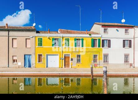 Farbige Häuser im Wasser spiegelt. Die alte Straße in Comacchio - eine kleine Stadt in der Provinz von Ferrara (Emilia Romagna) Stockfoto