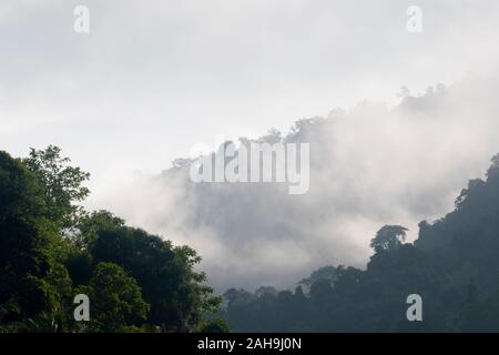 Misty Bergen über den Fluss Mekong bei Pak Beng, Laos Stockfoto