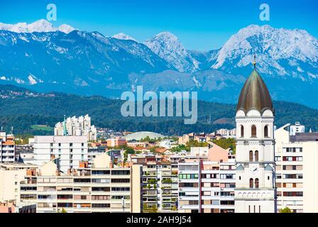 Malerischer Blick auf Ljubljana mit schneebedeckten Alpen im Hintergrund, Slowenien Stockfoto