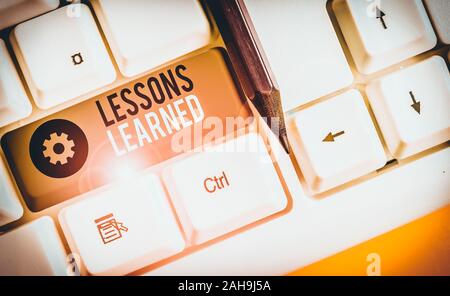 Text Zeichen angezeigt Lektionen gelernt. Business foto Präsentation Erfahrungen destilliert Projekt, die aktiv Weiß pc-Tastatur mit leeren nicht genommen werden sollte Stockfoto
